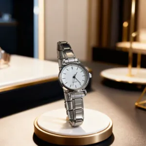 Nahaufnahme Detailansicht einer stilvollen Damen Edelstahl Quarzuhr mit silbernem Metallarmband.