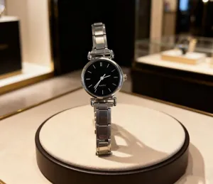 Edelstahl Quarzarmbanduhr mit schwarzem Zifferblatt und minimalistischen Indizes für Damen.