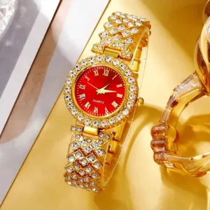 Detailopname van luxe gouden dames strass kwartshorloge met rode wijzerplaat en romeinse cijfers.