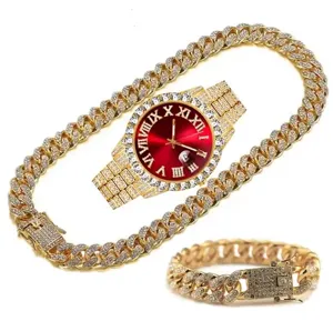 Vue détaillée de l'ensemble de bijoux hip-hop montre à quartz et chaîne gourmette.