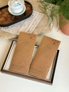 Gros plan de peignes énergétiques Manrubens Mken dans un emballage minimaliste en papier kraft