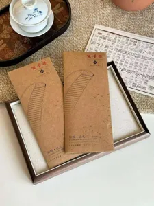 Peigne énergétique pour massage du cuir chevelu dans un emballage en papier kraft