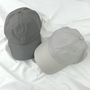 Primer plano detallado de gorras de béisbol suaves de secado rápido en gris oscuro y claro.