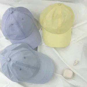 Vista detallada de gorras de béisbol ligeras de secado rápido, transpirables y casuales.