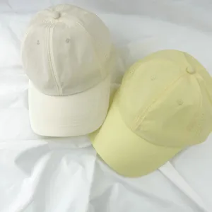 Gorra de béisbol minimalista japonesa de secado rápido vista de detalle suave y fina.