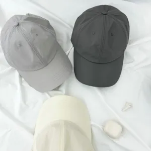 Detalle de gorras de béisbol de secado rápido con corona suave y ojales transpirables.