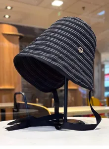 Sombrero de cubo de punto a rayas en blanco y negro para mujer, ala ancha protección solar.