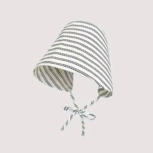 Detalle del sombrero de sol a rayas con el patrón clásico y un cordón ajustable cómodo.