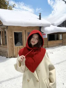 Cagoule écharpe tricotée rouge confortable vue de détail de scène d'hiver en plein air.