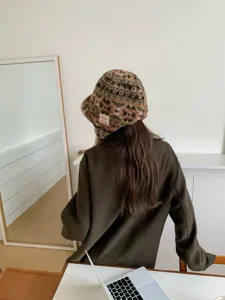Detailansicht der retro ethnischen Fleece Ohrenklappenmuetze, warme Plueschmuetze im Herbst.