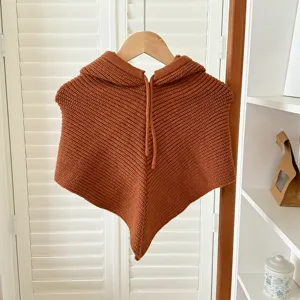 Détail cagoule tricotée marron écharpe capuche, bonnet cache-oreilles thermique coupe-vent hiver.