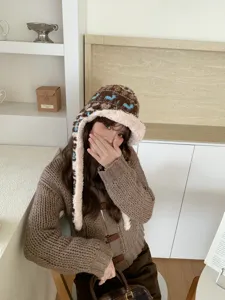 Retro plüsch Ohrenklappenmütze mit Lammfell, warme Winter Strickmütze für Damenstil