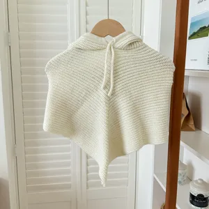 Détail écharpe cagoule tricotée, douce et chaude d'hiver confortable beige bonnet scène.