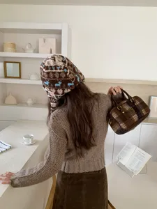 Retro Plüsch Lammfell Ohrenklappenmütze für Damen, kuschelige Winter warme winddichte Kappe.