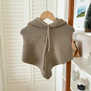 Détail de cagoule tricotée, bonnet en laine coupe-vent d'hiver chaud, couleur kaki vif.