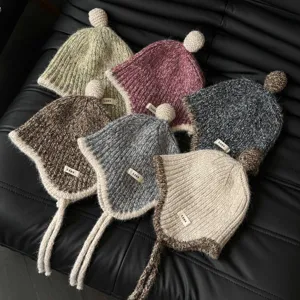 Winter Strickmütze mit Ohrenklappen und Bommel, warme Plüsch Mütze für Damen in vielen Farben.