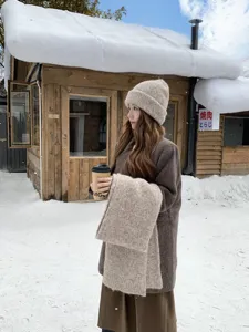Acogedor conjunto de bufanda y gorro de punto de invierno, cálido y suave para exteriores.