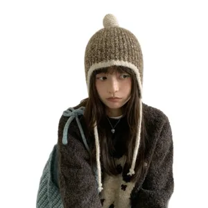Koreanische warme Strickmütze mit Ohrenklappen für Damen, Herbst und Winter Plüsch Bommel.