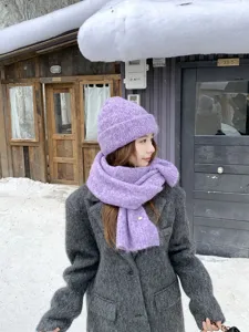 Acogedor conjunto de gorro y bufanda de invierno de punto morado, calentador de cuello elegante.