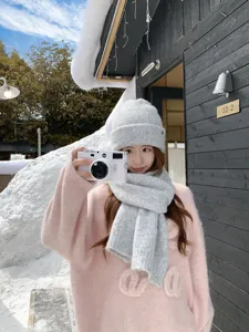 Conjunto de gorro y bufanda de punto gris liso, accesorio de moda cálido de invierno al aire libre.