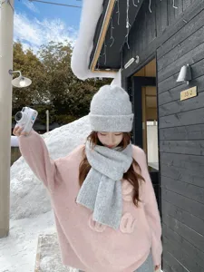 Conjunto de bufanda y gorro de invierno acogedores con pequeño logo ovalado y suave.