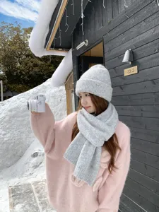 Detalle de conjunto de bufanda y gorro de punto de invierno, textura cálida suave.