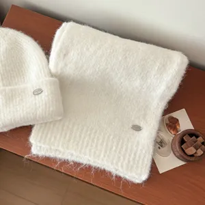Conjunto de bufanda y gorro de punto esponjoso blanco acogedor con etiqueta de metal para invierno