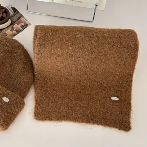 Conjunto de bufanda y gorro de invierno marrón suave y mullido con elegante etiqueta de metal.