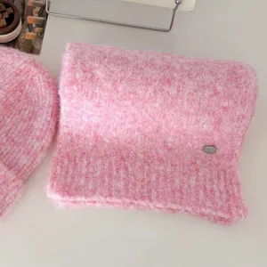 Detalle de bufanda de punto de mohair rosa, accesorio de moda de invierno suave y calido.