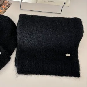 Cómoda bufanda de invierno mullida negra con elegante detalle de etiqueta, suave y cálida.