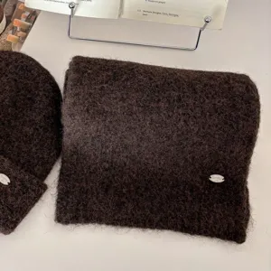 Conjunto de bufanda y gorro de mohair marrón oscuro acogedor cuello de invierno cálido