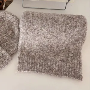 Detalle de bufanda de punto, textura de mezcla de lana, suave accesorio de moda de invierno.