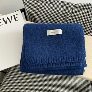 Bufanda de punto azul oscuro acogedora para mujer, bufanda de invierno cálida con etiqueta.