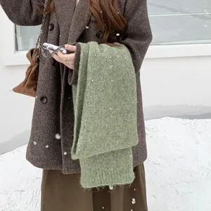 Bufanda de invierno de punto verde con adornos de perlas, calentador de cuello elegante.