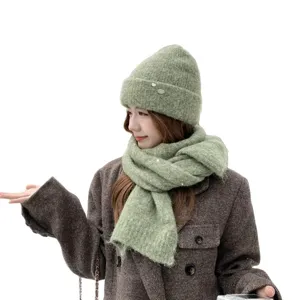 Conjunto de gorro de punto verde y bufanda suave de invierno para la moda exterior.