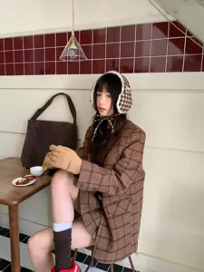 Thickened warm plush plaid earmuffs for women winter casual cute ear warmers outdoor wear.