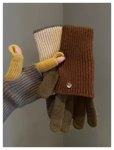 Gros plan sur les gants en laine tricotée bicolores d'hiver, montrant la texture douce.