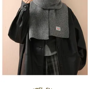 Bufanda de punto gris acogedora para mujer, calentador de cuello de invierno, accesorio chic.