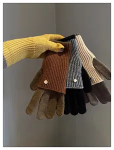 Vue détaillée des gants de laine tricotés d'hiver pour femmes, design tactile convertible coloré.