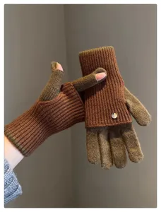 Gros plan détaillé des gants tricotés sans doigts avec un design convertible bicolore.