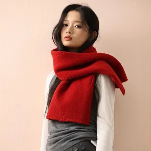 Detailansicht des roten Kreuz-Strickschals im koreanischen Stil, warme Wintermode.