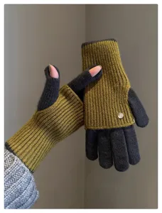 Vue rapprochée détaillée de gants en laine tricotée convertibles deux-en-un pour femmes.