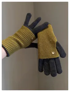Vue détaillée de gants d'hiver en laine tricotée 2-en-1 avec poignets olive et bouton en métal.
