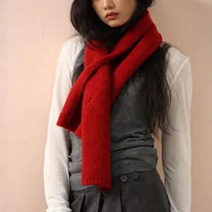Roter Strickschal mit Kreuz-Knöpfen für Damen, stilvolles warmes Winter-Modeaccessoire.