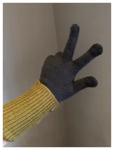 Vue détaillée des gants d'hiver pour femmes en maille de laine bicolore tactiles.