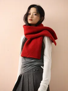 Roter Damen Strickschal mit modischem Knopf Kreuz Design, weicher und warmer Winterschal.