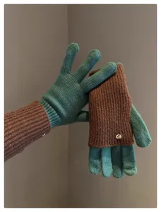 Vue détaillée de gants d'hiver pour femmes en tricot bicolore tactile et chauds