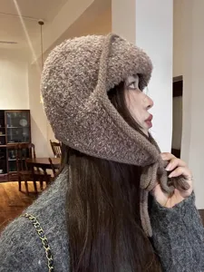Gemütliche braune Fleece-Bombermütze für Damen, dicke warme Winter-Strickmütze mit Ohrenklappen.
