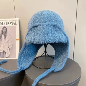 Blaue flauschige Trapper-Mütze Detail mit weichem Fleecefutter Strick und langen Bändern.