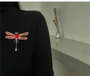 Detailansicht einer exquisiten großen Libellen-Brosche mit funkelnden Strasssteinen und Kristallen.